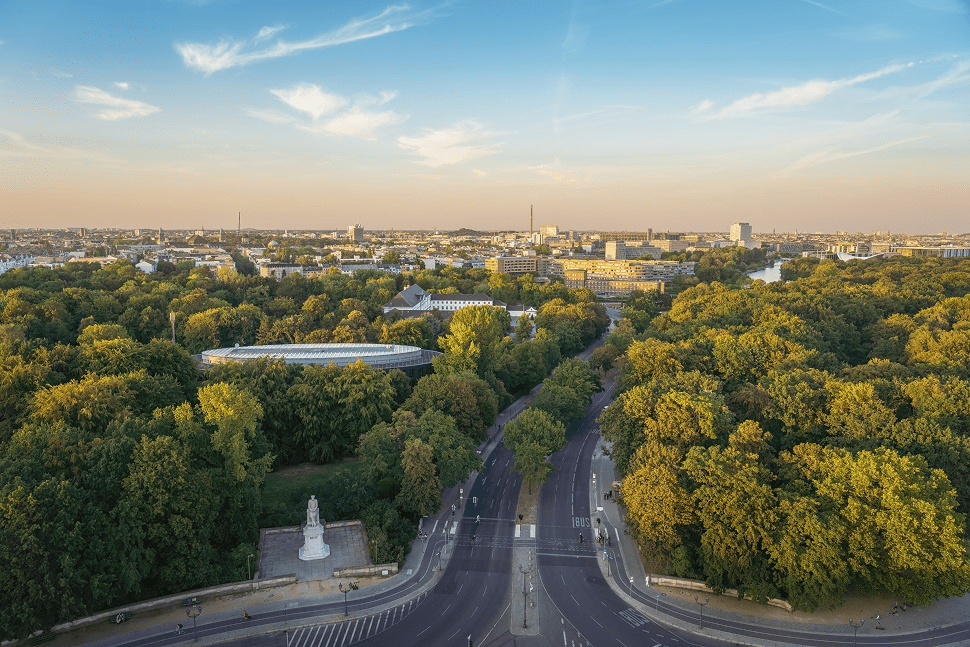 Berlin’s Edge: Urban Photography in a City&hellip;